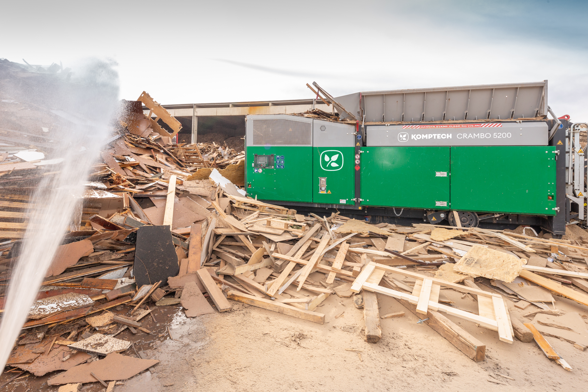 Komptech Crambo Direct Mobile shredder processing wood and green waste. The robust, mobile two-shaft shredder features low-speed, high-torque shredding with adjustable screen baskets, designed for flexible material output. Available in models 4200, 5200, and 6200, the machine delivers efficient shredding with power ratings from 242 kW to 447 kW and throughput capacities ranging from 55 to 120 tons per hour