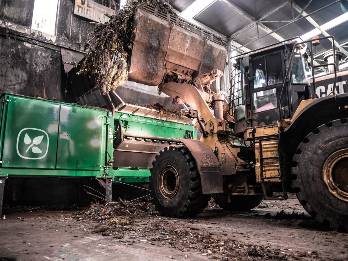 The Crambo direct is one of the best machines for shredding all types of wood and green waste. In the stationary version, a low-maintenance electric motor provides the drive power. The mechanical roller drive offers maximum cost-effectiveness while retaining all product advantages such as overload protection, reversing option, adaptation to the material and more. Large doors and flaps provide optimal access to all drive components.