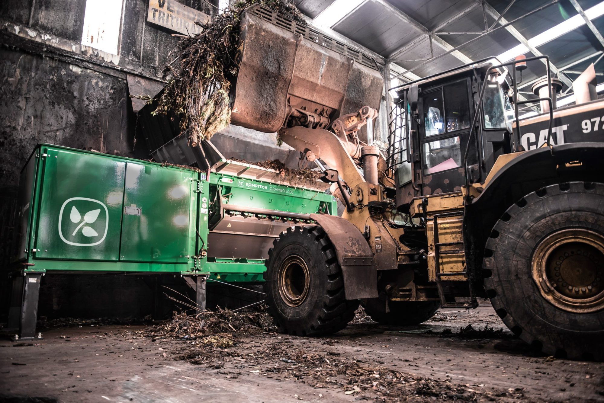 The Crambo direct is one of the best machines for shredding all types of wood and green waste. In the stationary version, a low-maintenance electric motor provides the drive power. The mechanical roller drive offers maximum cost-effectiveness while retaining all product advantages such as overload protection, reversing option, adaptation to the material and more. Large doors and flaps provide optimal access to all drive components.