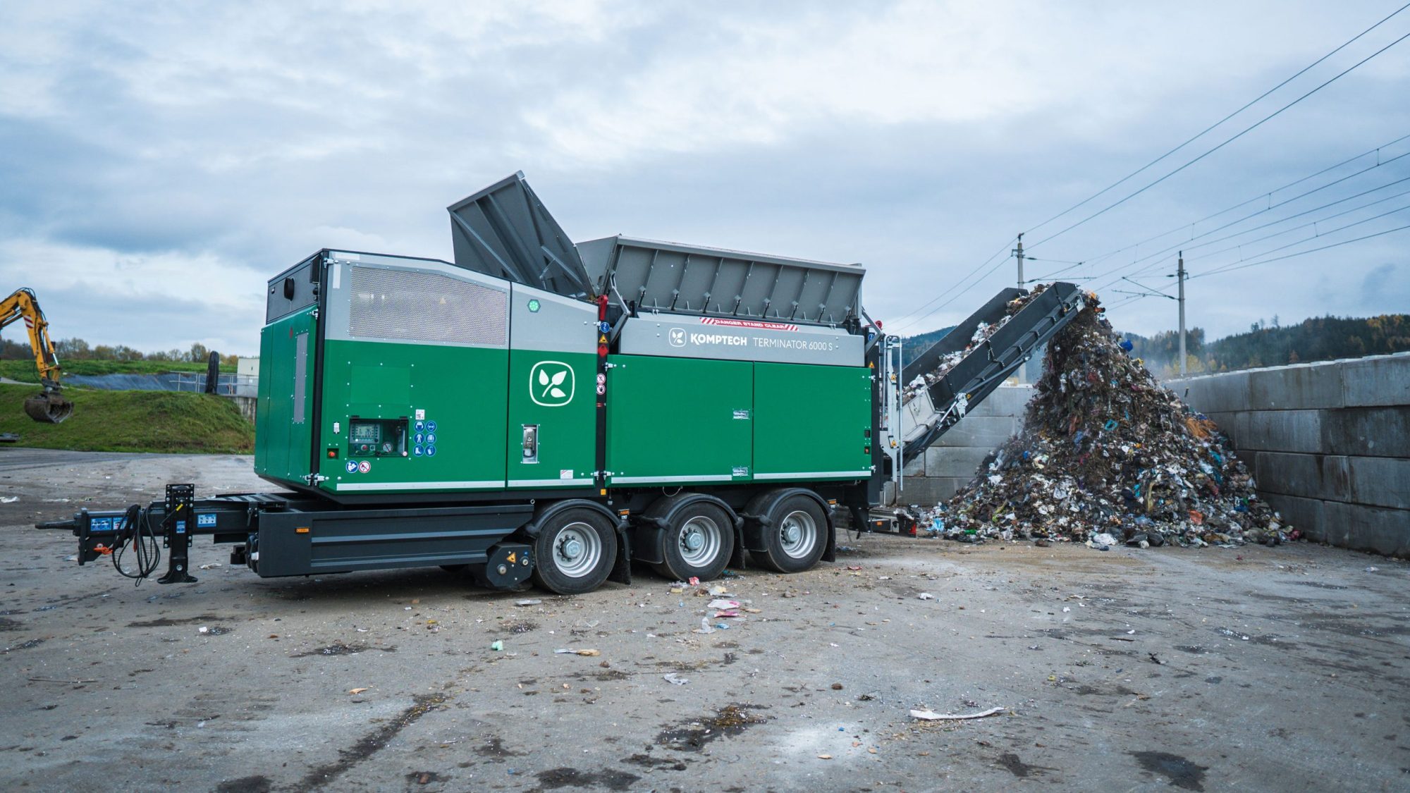 Komptech Terminator Shredder – slow-speed, high-torque shredder for solid waste processing. Equipped with hydraulic roller drive and adjustable cutting gap, designed for handling municipal, bulky, and commercial waste. Available in various models with throughput capacities ranging from 45 t/h to 100 t/h.