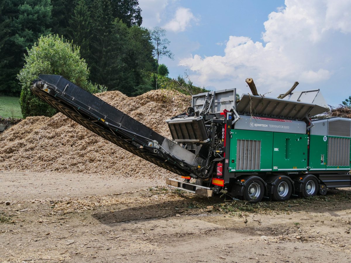 Komptech Terminator Shredder – slow-speed, high-torque shredder for solid waste processing. Equipped with hydraulic roller drive and adjustable cutting gap, designed for handling municipal, bulky, and commercial waste. Available in various models with throughput capacities ranging from 45 t/h to 100 t/h.