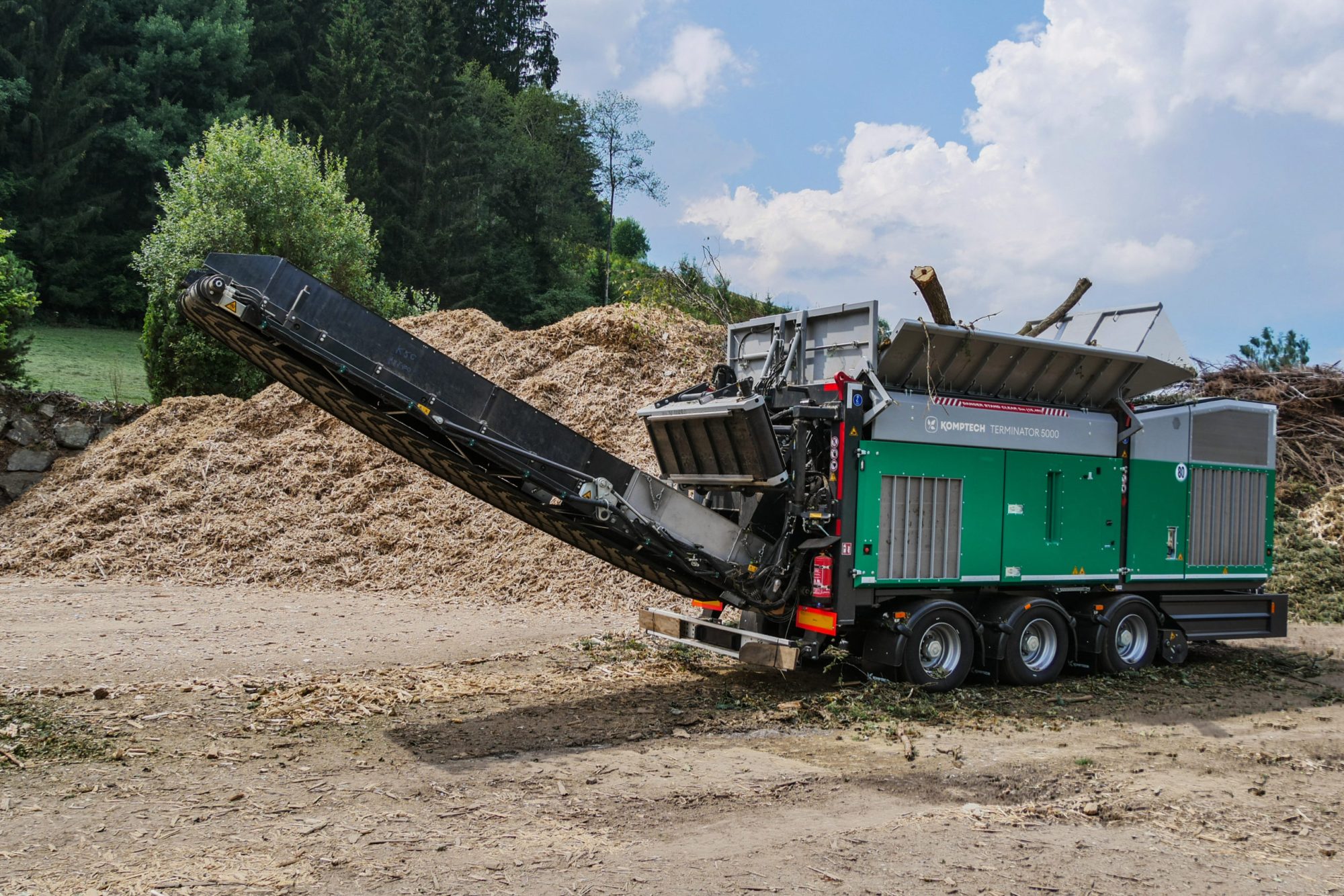 Komptech Terminator Shredder – slow-speed, high-torque shredder for solid waste processing. Equipped with hydraulic roller drive and adjustable cutting gap, designed for handling municipal, bulky, and commercial waste. Available in various models with throughput capacities ranging from 45 t/h to 100 t/h.