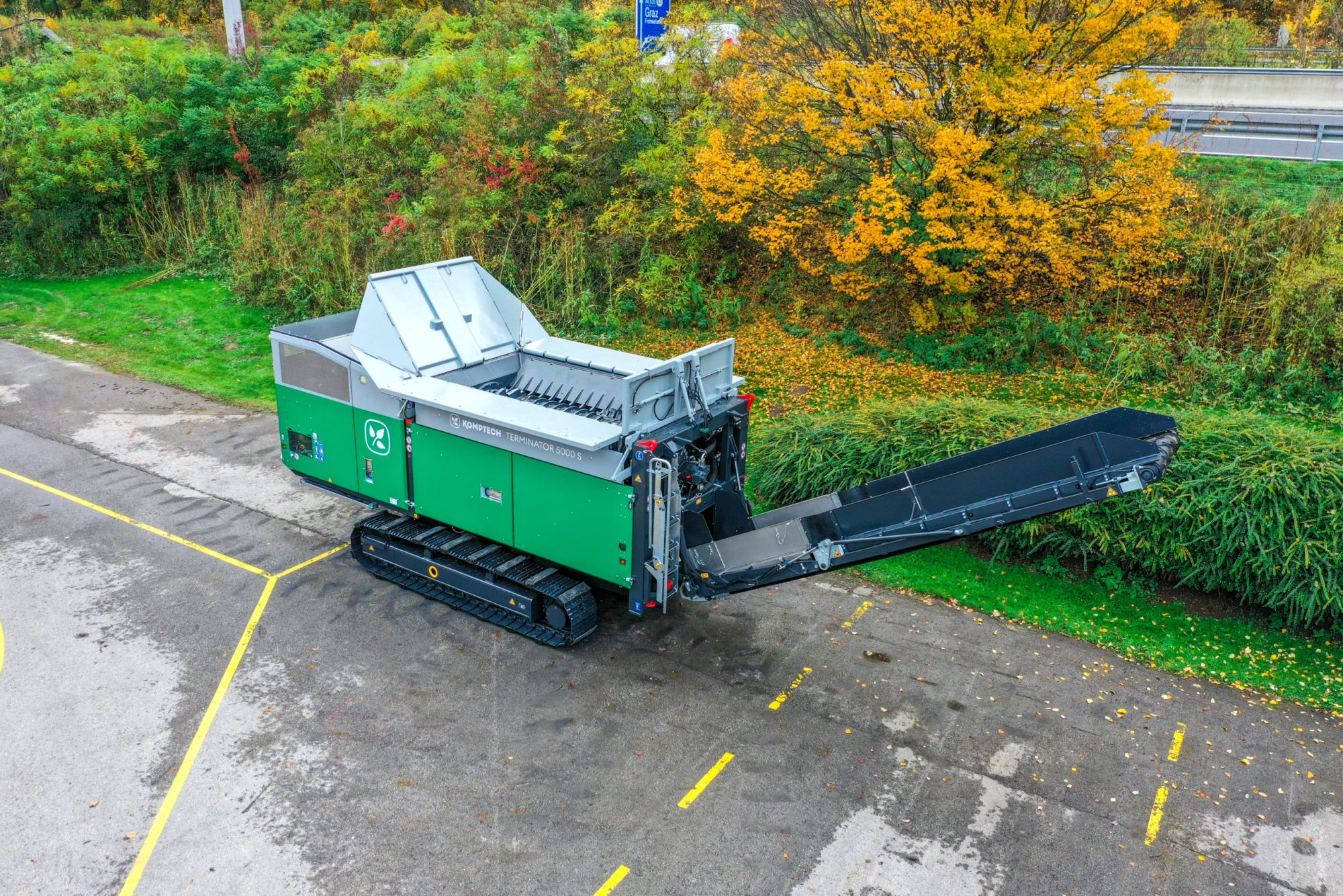 Komptech Terminator Shredder – slow-speed, high-torque shredder for solid waste processing. Equipped with hydraulic roller drive and adjustable cutting gap, designed for handling municipal, bulky, and commercial waste. Available in various models with throughput capacities ranging from 45 t/h to 100 t/h.