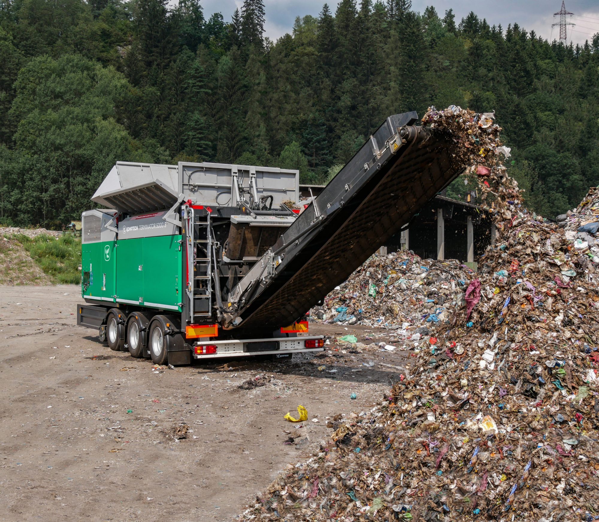 Komptech Terminator Shredder – slow-speed, high-torque shredder for solid waste processing. Equipped with hydraulic roller drive and adjustable cutting gap, designed for handling municipal, bulky, and commercial waste. Available in various models with throughput capacities ranging from 45 t/h to 100 t/h.